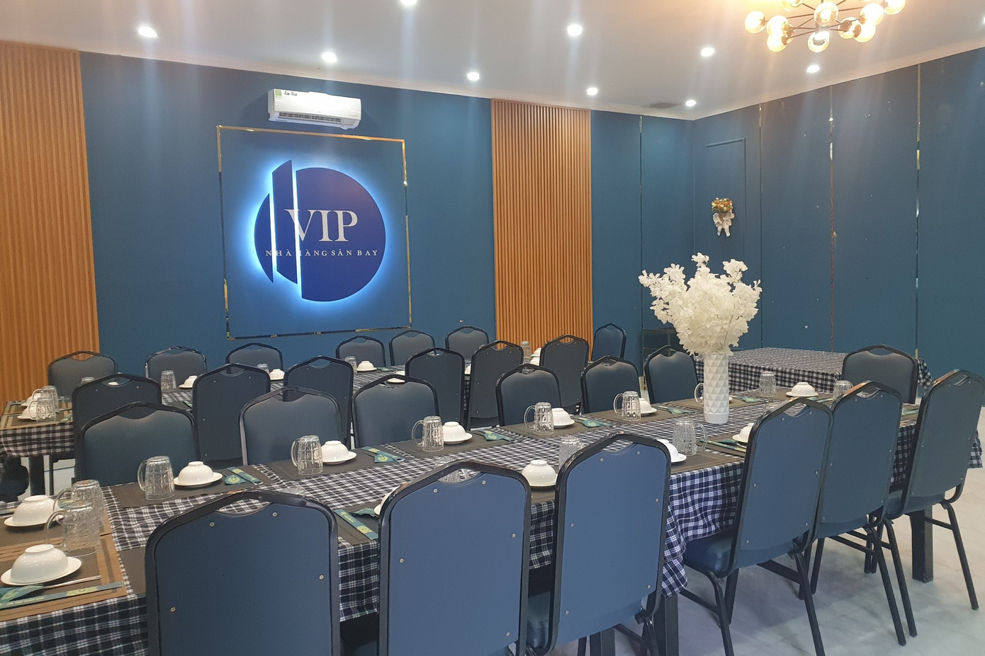 Một phòng VIP chuẩn bị phục vụ thực khách.