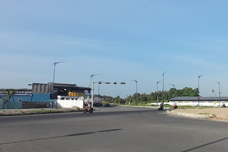 Nhà hàng tọa lạc tại nút giao Võ Văn Kiệt với đường nối Cách Mạng Tháng Tám