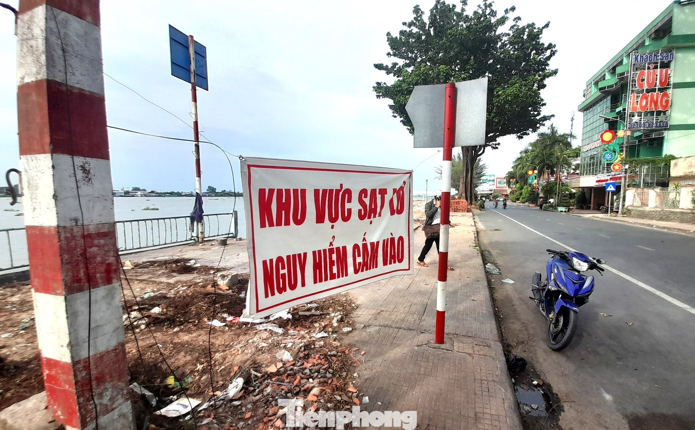 Khu vực cảnh báo sạt lở bờ sông Cổ Chiên đoạn qua phường 1, thành phố Vĩnh Long. Ảnh: Cảnh Kỳ. Khu vực cảnh báo sạt lở bờ sông Cổ Chiên đoạn qua phường 1, thành phố Vĩnh Long. Ảnh: Cảnh Kỳ.