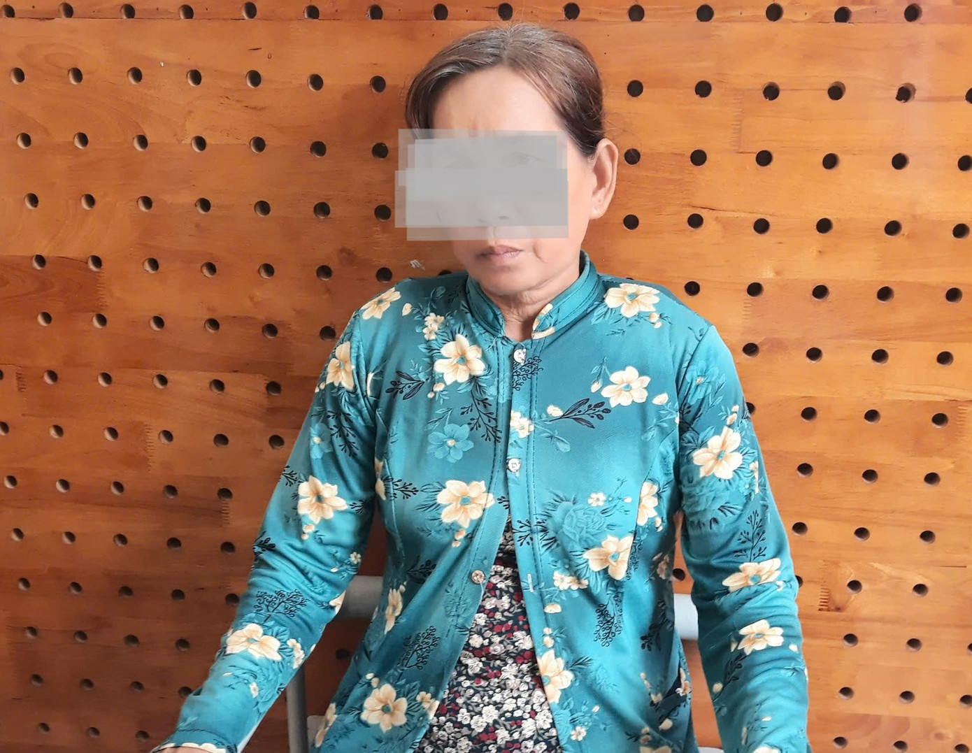 Hai bị can tại cơ quan công an.