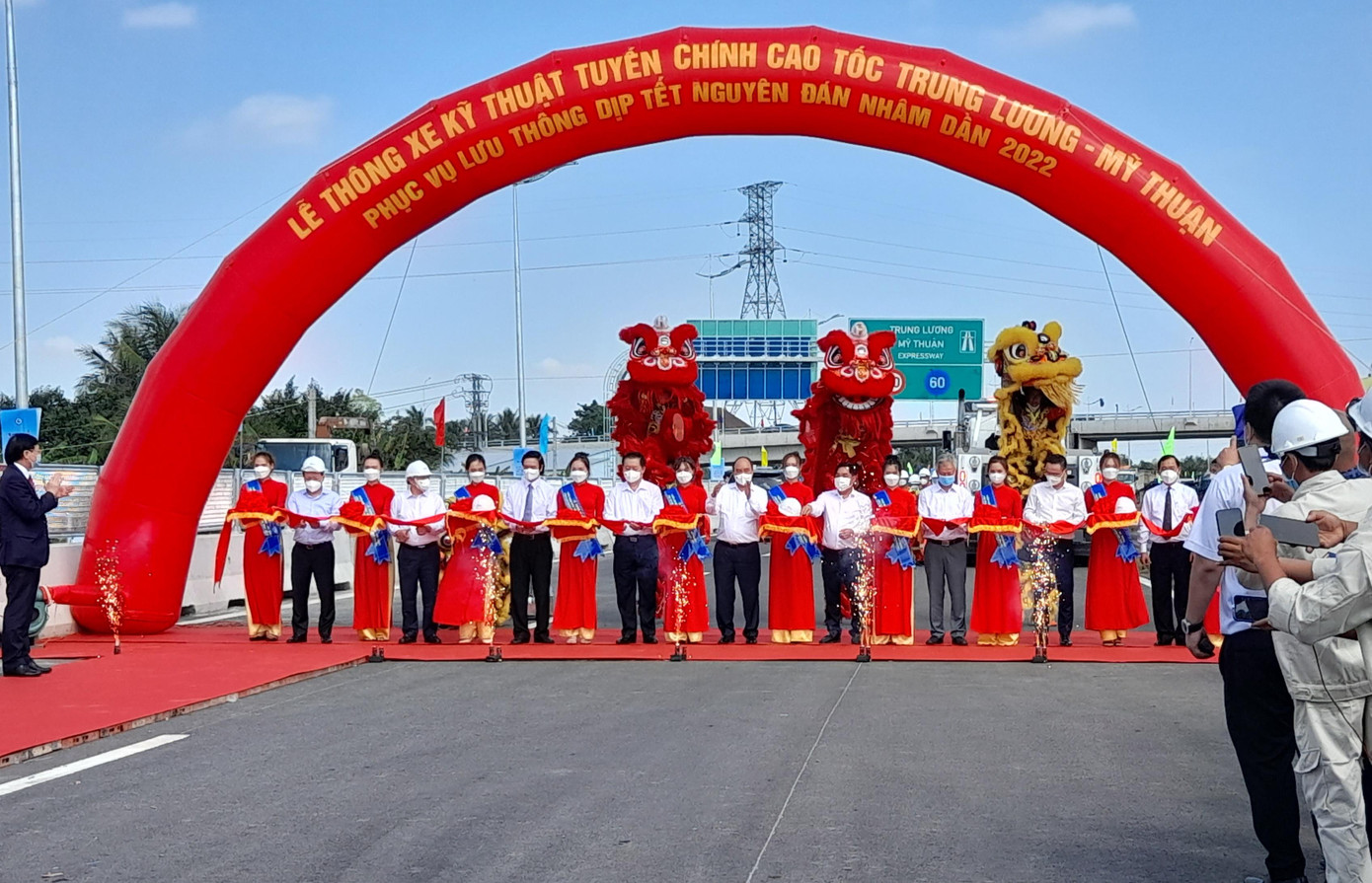 Chủ tịch nước Nguyễn Xuân Phúc cùng đại biểu cắt băng thông xe kỹ thuật dự án. Ảnh: Cảnh Kỳ Chủ tịch nước Nguyễn Xuân Phúc cùng đại biểu cắt băng thông xe kỹ thuật dự án. Ảnh: Cảnh Kỳ