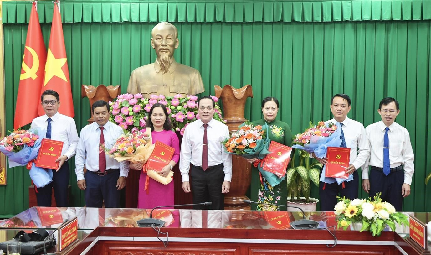 Lãnh đạo Tỉnh ủy Trà Vinh trao quyết định cho các cán bộ. Ảnh: Quốc Bình Lãnh đạo Tỉnh ủy Trà Vinh trao quyết định cho các cán bộ. Ảnh: Quốc Bình