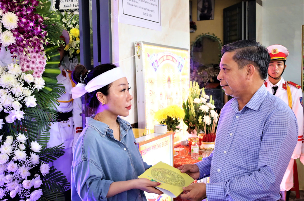 Ông Đồng Văn Thanh - Bí thư Tỉnh ủy, Chủ tịch HĐND tỉnh Hậu Giang tới chia buồn cùng gia đình Thiếu tá Nguyễn Văn Kha.