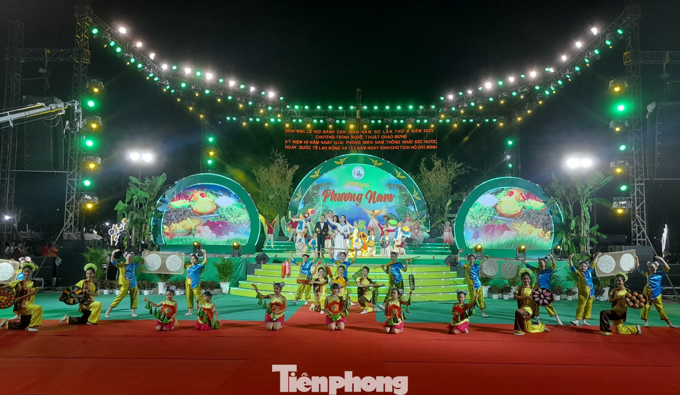 Lễ khai mạc bắt đầu lúc 19h với nhiều tiết mục nghệ thuật phục vụ người xem. Ảnh: Cảnh Kỳ.