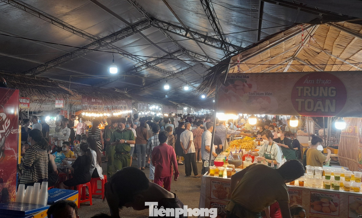 Dòng người chen chân vào khu ẩm thực. Ảnh: Cảnh Kỳ.