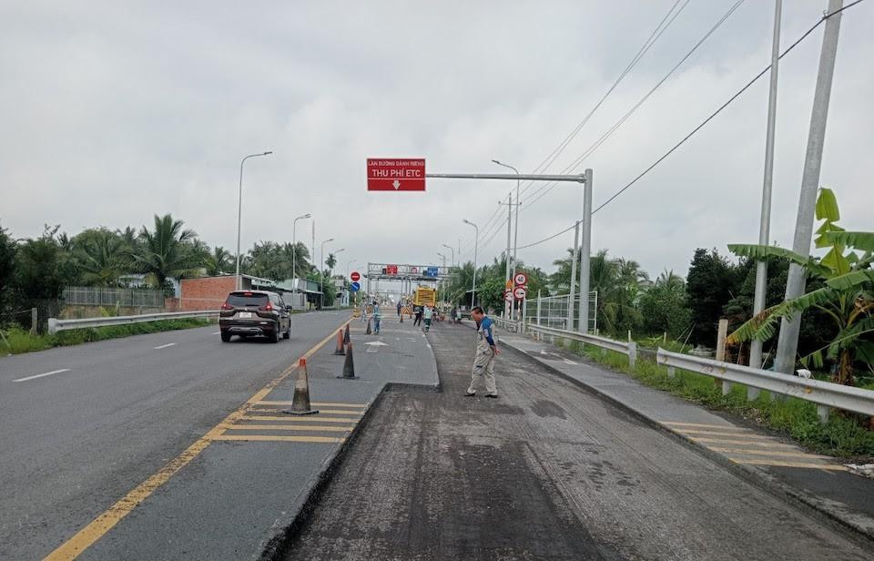 Trong khi đó, tại trạm thu phí trên tuyến tránh vẫn đang hoàn thiện. Trong khi đó, tại trạm thu phí trên tuyến tránh vẫn đang hoàn thiện.