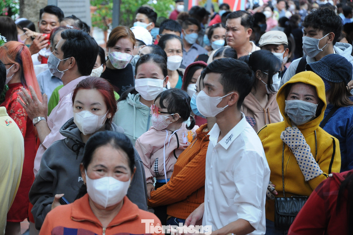 Gần giữa trưa, dòng người vẫn tiếp tục đổ về đây.