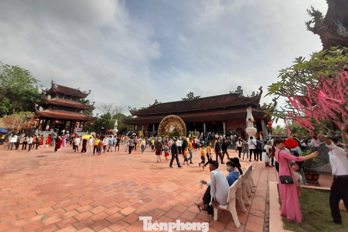 Khuôn viên thiền viện có rất nhiều hạng mục như Quan Âm điện, Di Lặc điện, chùa Một Cột, Thư viện...