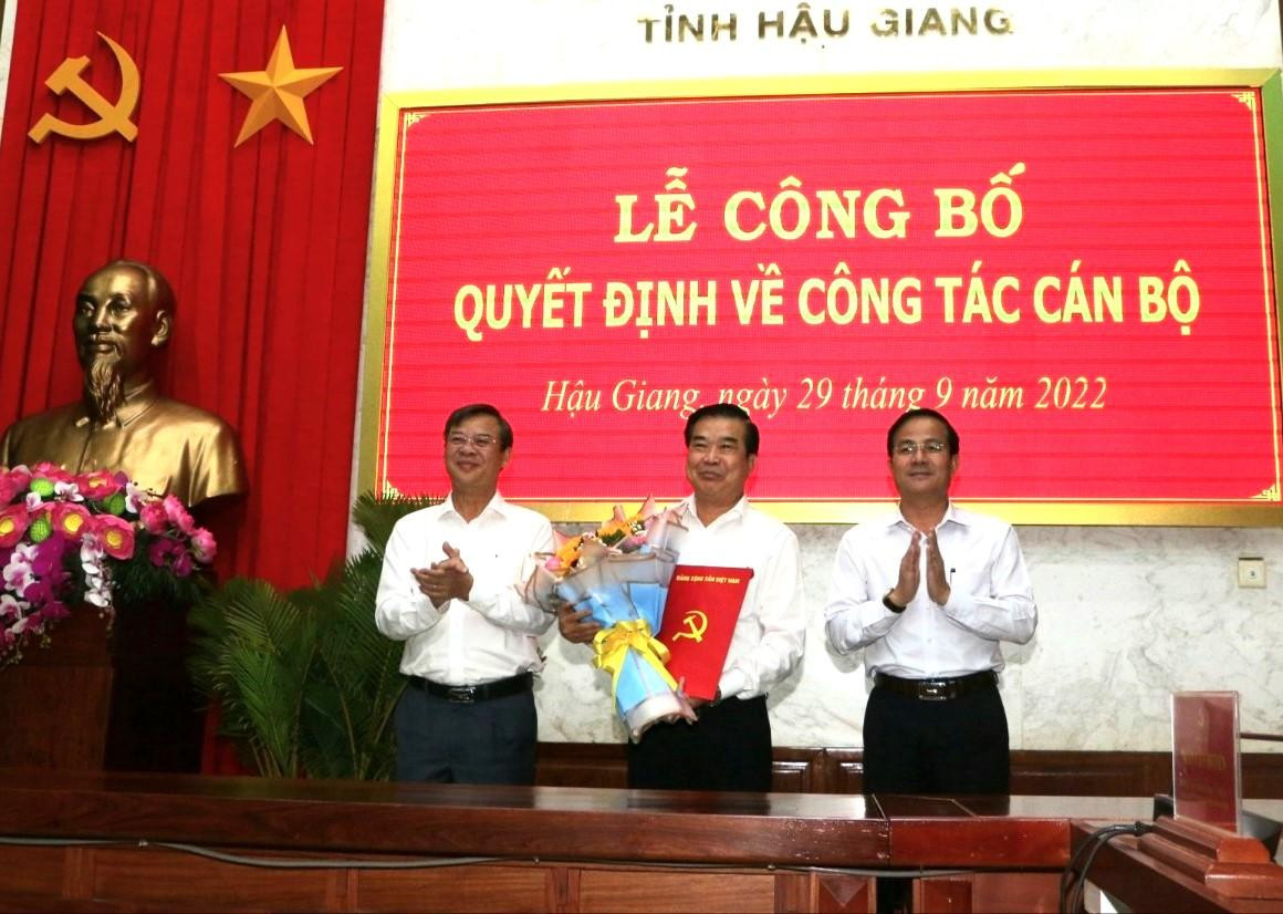 Lãnh đạo Tỉnh ủy và UBND tỉnh Hậu Giang trao quyết định cho ông Đồng Hoàng Dũng. Ảnh: DK