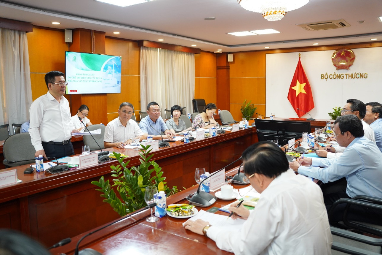Bộ trưởng Nguyễn Hồng Diên phát biểu tại buổi làm việc. Ảnh: Bộ Công Thương.