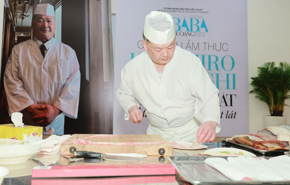 Đầu bếp Kazuhiro Matsuishi 53 tuổi, sinh ra và lớn lên tại thành phố Kurume, tỉnh Fukuoka, miền Nam Nhật Bản. Ông có 34 năm kinh nghiệm trong lĩnh vực ẩm thực.