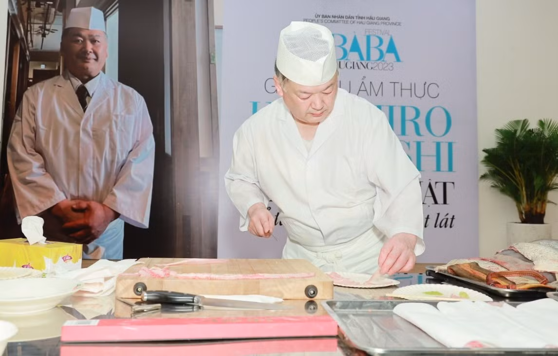 Đầu bếp Kazuhiro Matsuishi 53 tuổi, sinh ra và lớn lên tại thành phố Kurume, tỉnh Fukuoka, miền Nam Nhật Bản. Ông có 34 năm kinh nghiệm trong lĩnh vực ẩm thực.