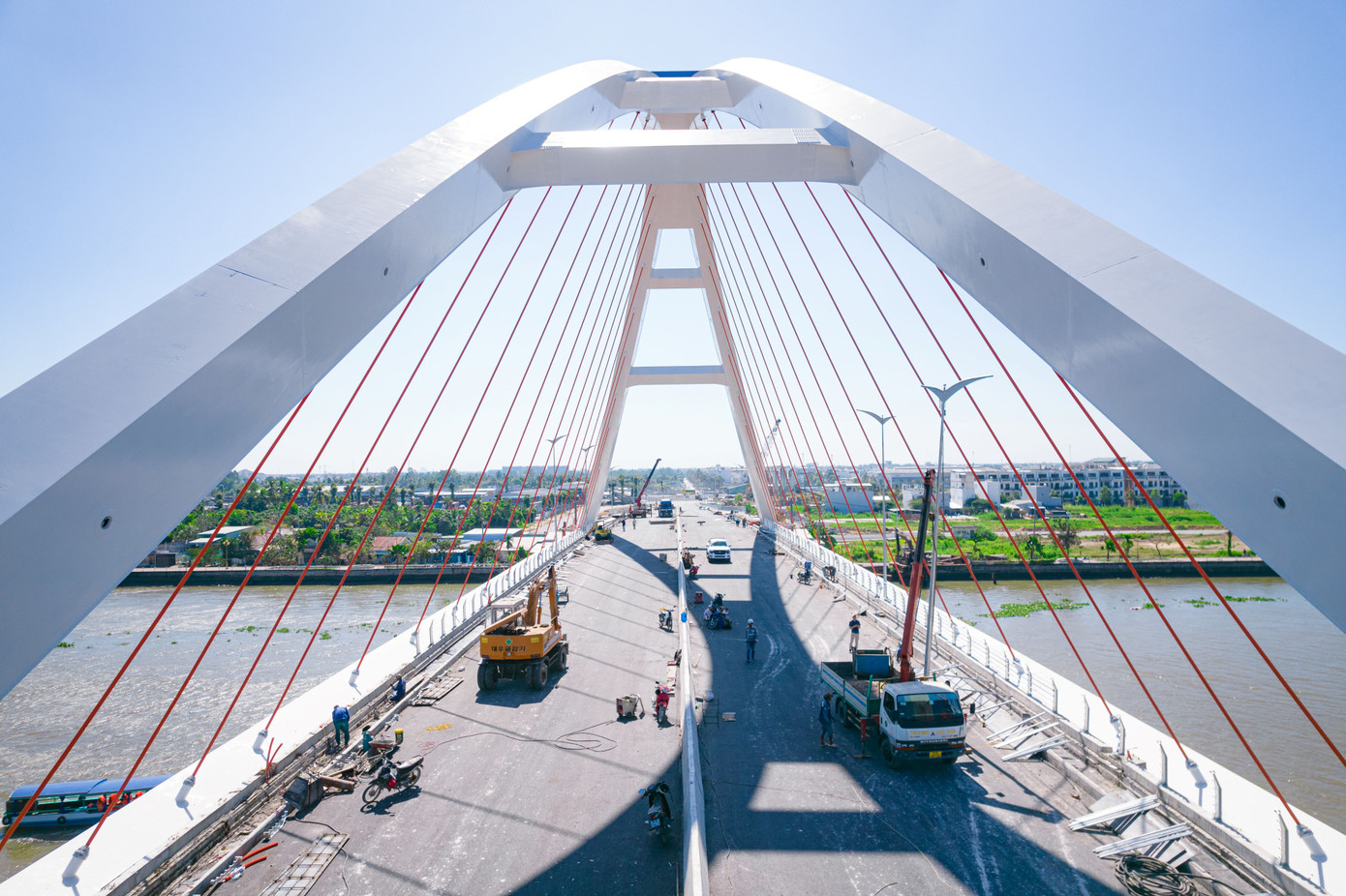 Cầu có 3 nhịp chính bằng thép, với nhịp giữa dài 150m, nhịp 2 đầu cầu cùng dài 49m. Hơn 4.000 tấn thép được nhập khẩu từ Hàn Quốc để xây 3 nhịp chính cầu, các dầm thép ngang, dọc, vòm được đúc tại 3 nhà máy ở Đồng Nai, Hưng Yên, sau đó vận chuyển về công trường lắp đặt.