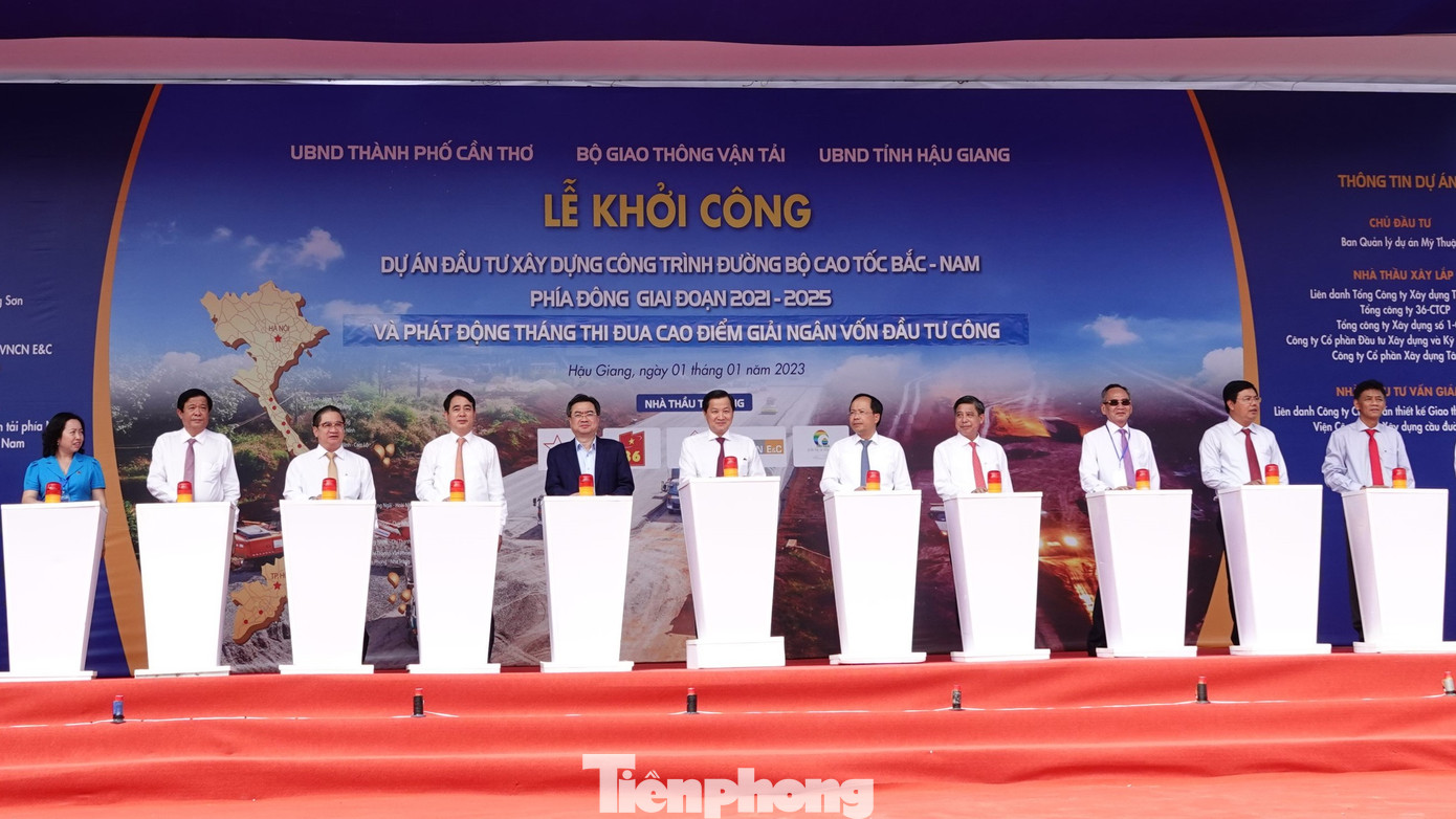 Phó Thủ tướng Lê Minh Khái, Bộ trưởng Bộ Xây dựng Nguyễn Thanh Nghị cùng đại biểu thực hiện nghi thức khởi công (Ảnh: Cảnh Kỳ).