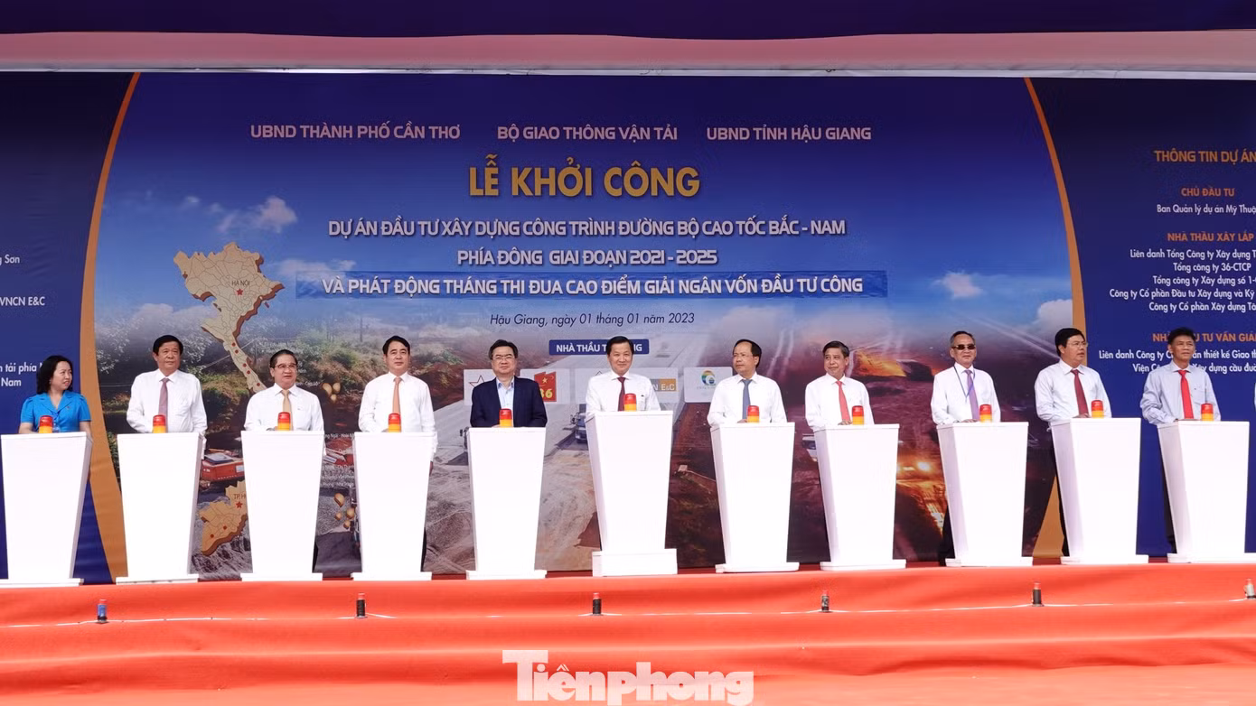 Phó Thủ tướng Lê Minh Khái, Bộ trưởng Bộ Xây dựng Nguyễn Thanh Nghị cùng đại biểu thực hiện nghi thức khởi công (Ảnh: Cảnh Kỳ).