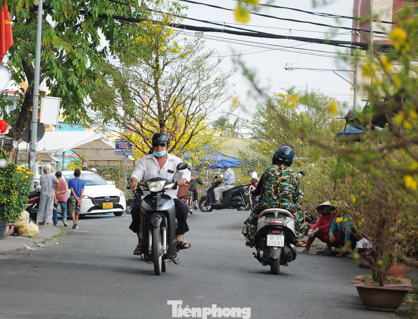 Theo bà Nghiệp, giá mỗi cây mai bà bán dao động từ 700.000 đến 1,2 triệu đồng, các năm trước bán đúng giá hoặc cũng chỉ xuống 100.000-200.000, nhưng năm nay chỉ được khách trả giá 400.000-500.000/cây. "Tiền chăm sóc cả năm, rồi tiền công xe tải chở lên đây, thuê mặt bằng 2 triệu đồng... tính ra có lời lãi được nhiêu đâu, kinh tế khó khăn mà", bà Nghiệp chia sẻ.
