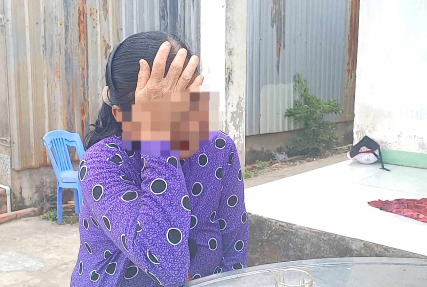 Người nhà nạn nhân đang sốt ruột ngóng tin.