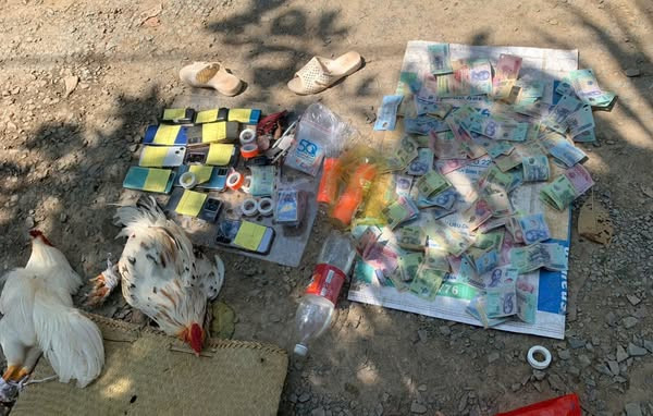 Tang vật tại sới bạc đá gà ở xã Long An, huyện Long Hồ, tỉnh Vĩnh Long.