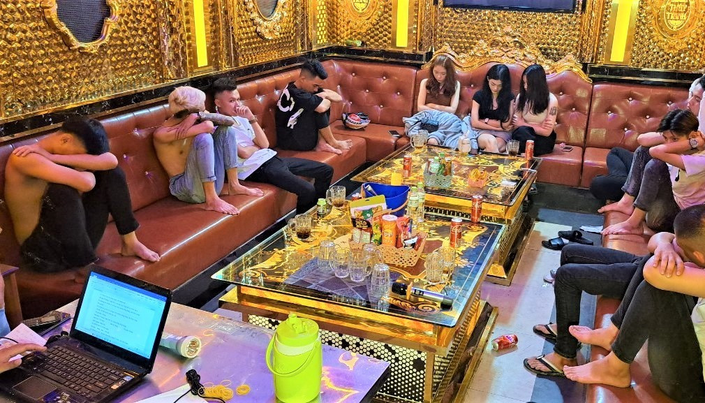 Nhóm thanh niên bị bắt quả tang trong lúc đang ‘phê’ ma túy.