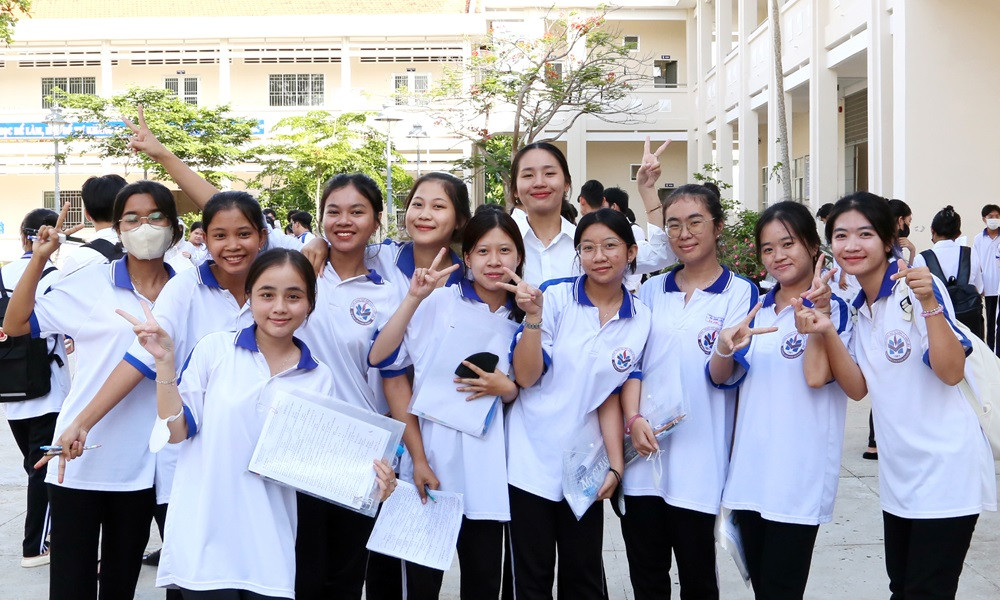 Thí sinh tại một điểm thi ở Trà Vinh phấn khởi sau khi hoàn thành kỳ thi THPT năm 2024. Ảnh: Ngọc Xoàn