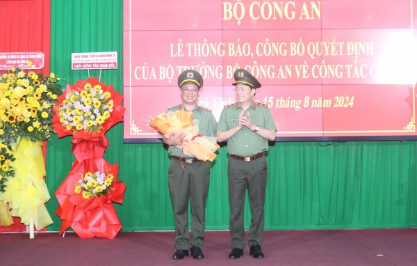 Trung tướng Lê Quốc Hùng chúc mừng Đại tá Trần Xuân Ánh (bên trái) nhận nhiệm vụ Giám đốc Công an tỉnh Thái Bình. Ảnh: Hồ Giang