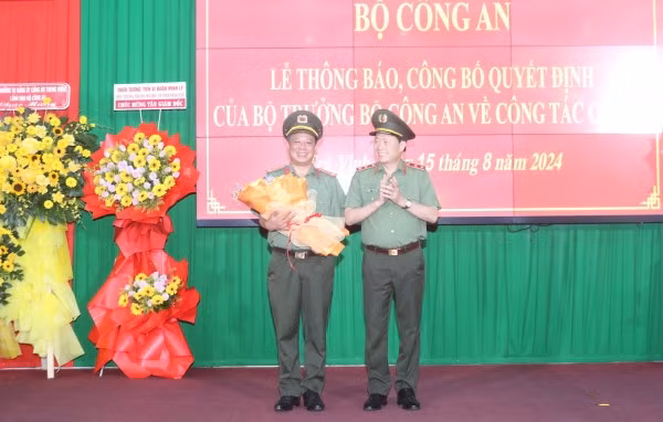 Trung tướng Lê Quốc Hùng chúc mừng Đại tá Trần Xuân Ánh (bên trái) nhận nhiệm vụ Giám đốc Công an tỉnh Thái Bình. Ảnh: Hồ Giang Trung tướng Lê Quốc Hùng chúc mừng Đại tá Trần Xuân Ánh (bên trái) nhận nhiệm vụ Giám đốc Công an tỉnh Thái Bình. Ảnh: Hồ Giang