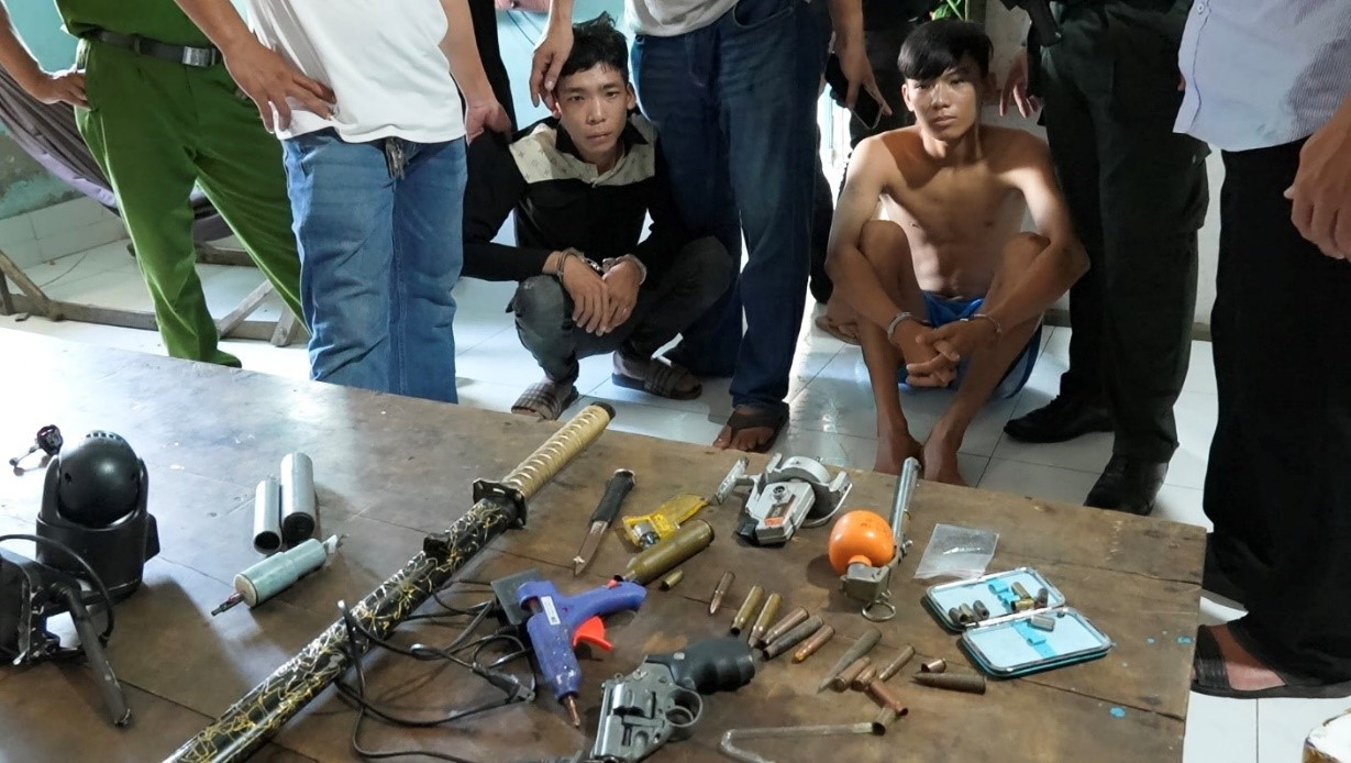 Lưu Anh Thi và Lê Thanh Tiền (áo đen) cùng tang vật tại nhà Thi. Ảnh: T.P