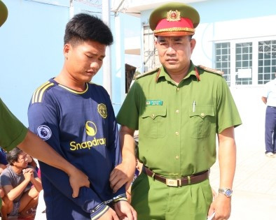 Công an tống đạt các quyết định đối với các đối tượng. Công an tống đạt các quyết định đối với các đối tượng.