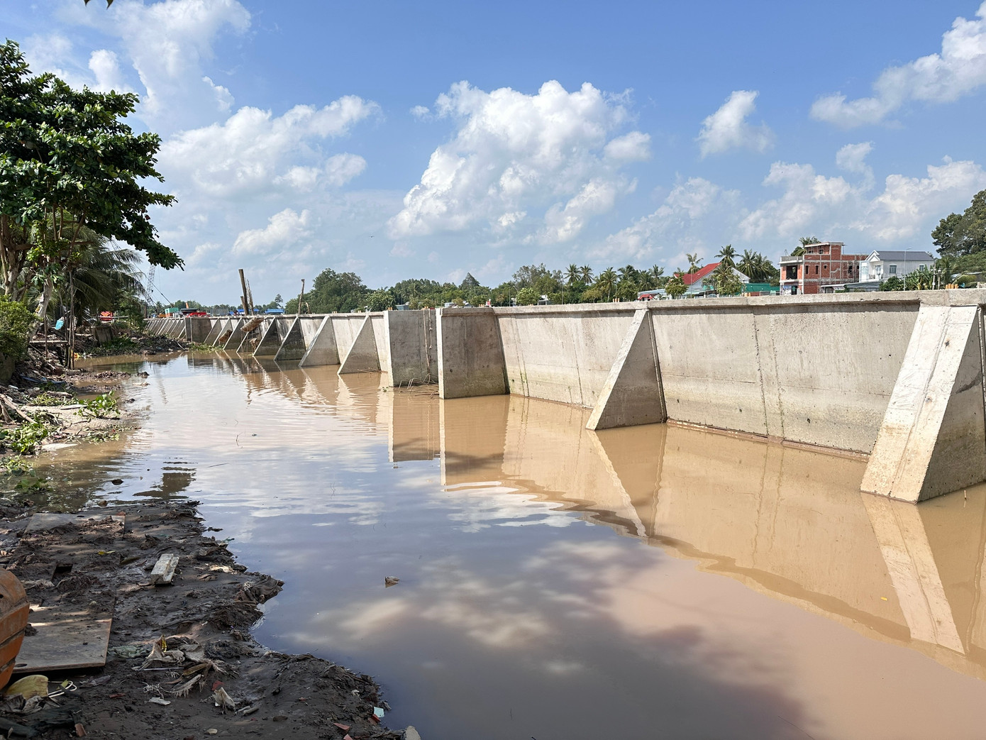 Một đoạn kè khác tại sông Ô Môn đã được xây dựng. Một đoạn kè khác tại sông Ô Môn đã được xây dựng.