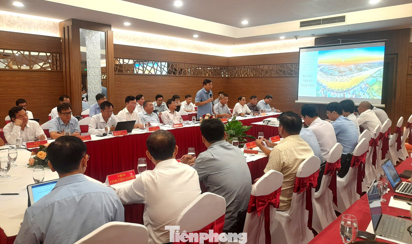 Quang cảnh cuộc họp. Quang cảnh cuộc họp.