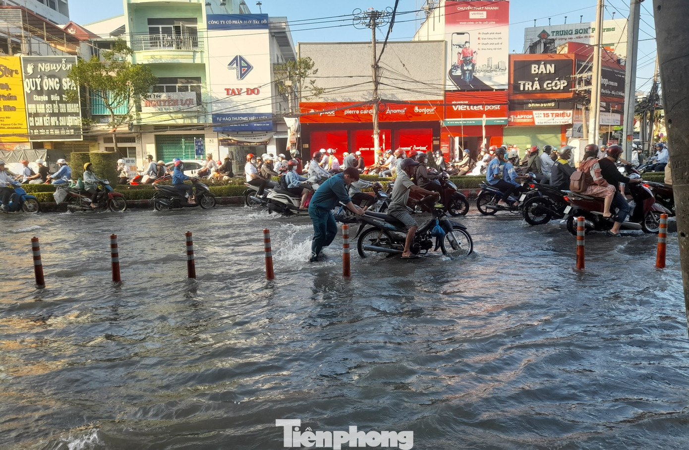 Lực lượng dân quân giúp dân di chuyển. Ảnh: CK Lực lượng dân quân giúp dân di chuyển. Ảnh: CK