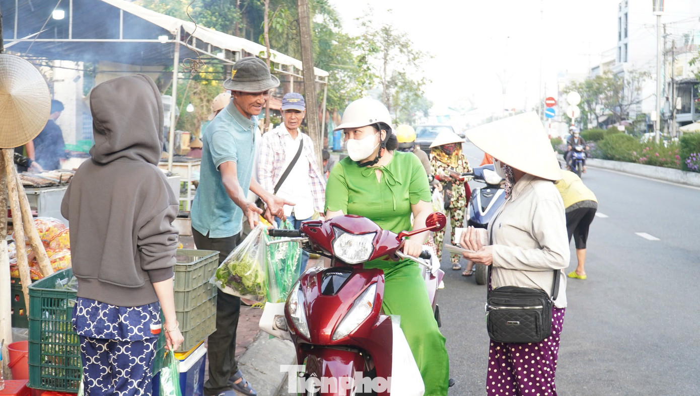Chủ một quán cá lóc nướng trên đường Phan Ngọc Hiển, phường 9, TP Cà Mau đã bán cá lóc nướng hơn 10 năm nay cho biết lượng khách quen đặt mua nhiều nên ngày vía thần Tài năm nào cũng hết hàng. Có người mua từ sáng, cũng có người lại cúng tối sau khi đi làm về, người lại mua cá về cúng đúng giờ khai trương, mở hàng năm mới.