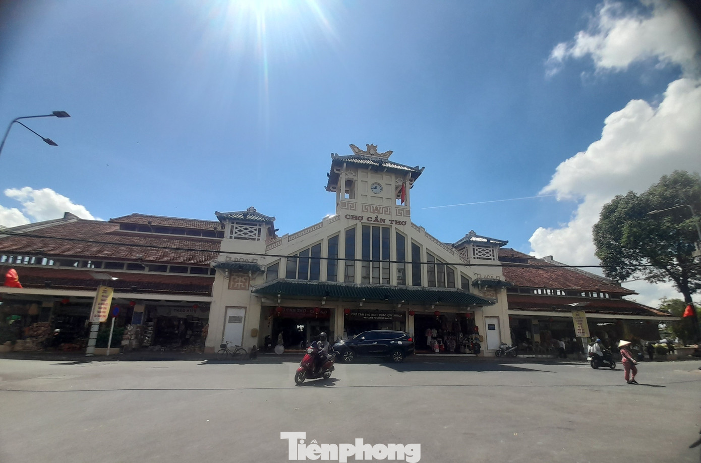 Do trời nắng nóng nên khu vực chợ cổ Cần Thơ, bến Ninh Kiều, cầu đi bộ... không phải là lựa chọn của nhiều người dân và du khách. Do trời nắng nóng nên khu vực chợ cổ Cần Thơ, bến Ninh Kiều, cầu đi bộ... không phải là lựa chọn của nhiều người dân và du khách.