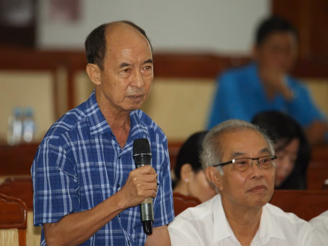 Đại biểu nêu ý kiến.