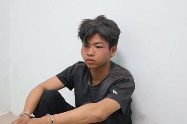 Dương Quốc Trung tại cơ quan công an cùng tang vật. Dương Quốc Trung tại cơ quan công an cùng tang vật.