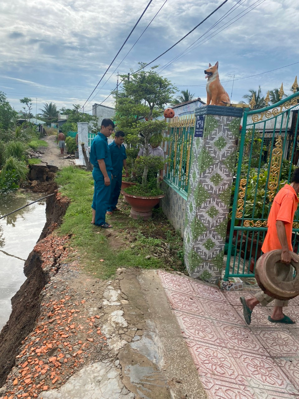Hiện trường vụ sạt lở hôm 9/6 ở huyện Long Hồ. Hiện trường vụ sạt lở hôm 9/6 ở huyện Long Hồ.