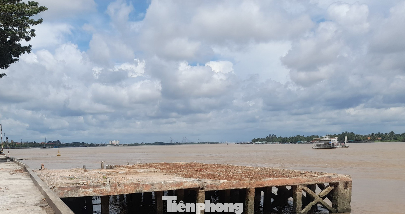 Bến phà An Bình qua sông Cổ Chiên, nối phường 1, thành phố Vĩnh Long với 4 xã thuộc huyện Long Hồ, hoạt động đã hàng chục năm nay, mỗi ngày chở hàng nghìn lượt người và phương tiện qua sông. Ảnh: CK.