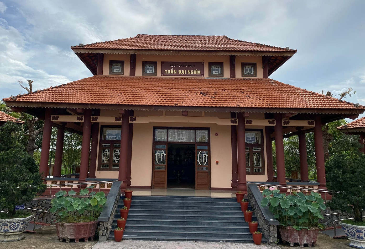 Khu lưu niệm Giáo sư, Viện sĩ Trần Đại Nghĩa được xây dựng năm 2013, tại xã Tường Lộc, huyện Tam Bình, tỉnh Vĩnh Long.