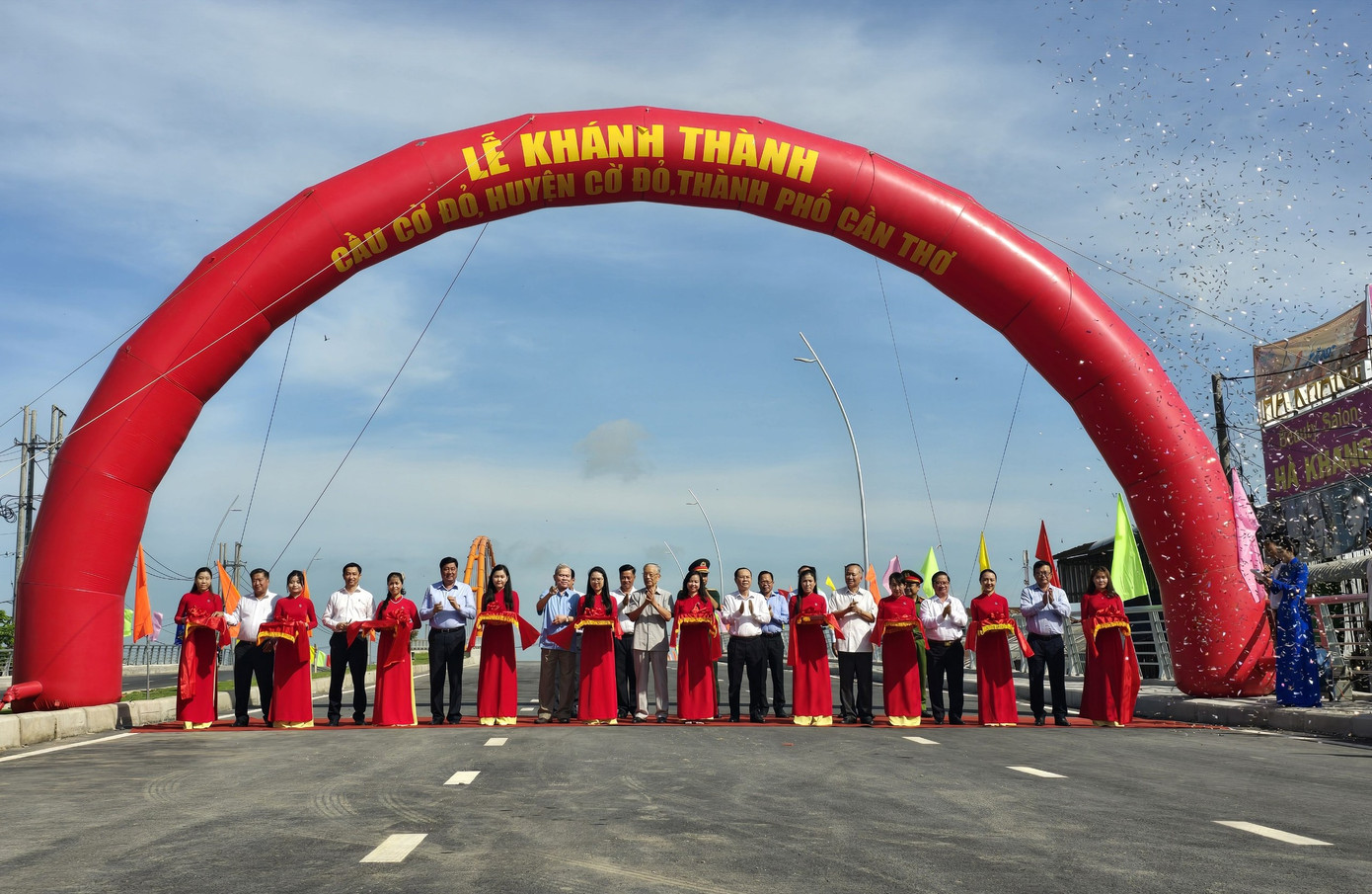 Cắt băng khánh thành cầu Cờ Đỏ. Cắt băng khánh thành cầu Cờ Đỏ.