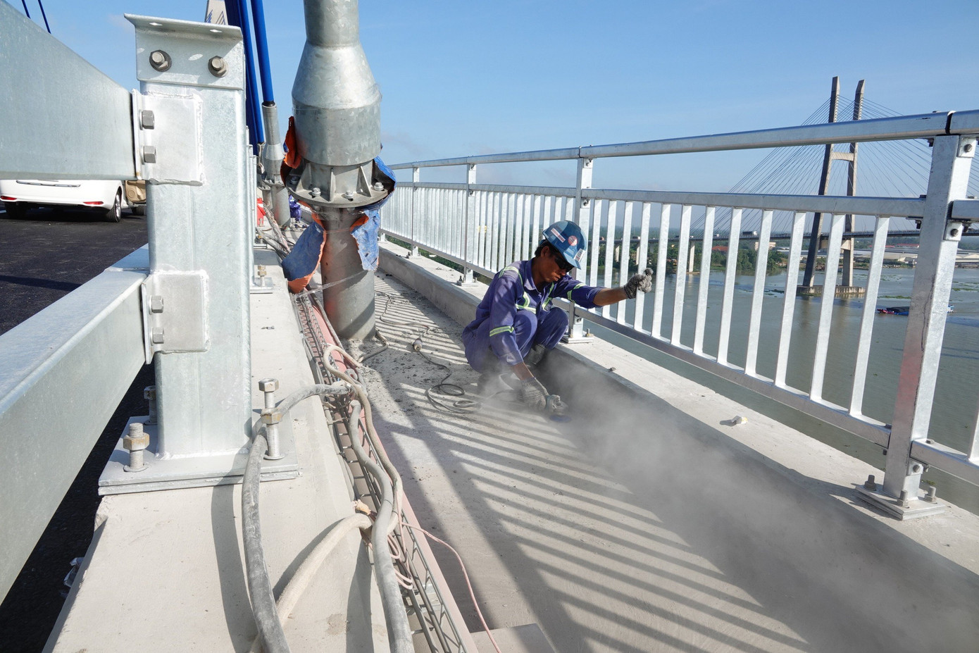 Thủ tướng Phạm Minh Chính nhấn mạnh: Mặc dù cầu Mỹ Thuận 2 được xây dựng trong thời điểm dịch bệnh diễn ra phức tạp, giá nguyên liệu tăng cao và trong điều kiện thời tiết khắc nghiệt nhưng chúng ta tự hào rằng, đây là cây cầu của Việt Nam, được làm từ nguồn vốn của đất nước, thiết kế, thi công, giám sát bằng chính những đơn vị trong nước và chúng ta đã hoàn thành tốt công trình.