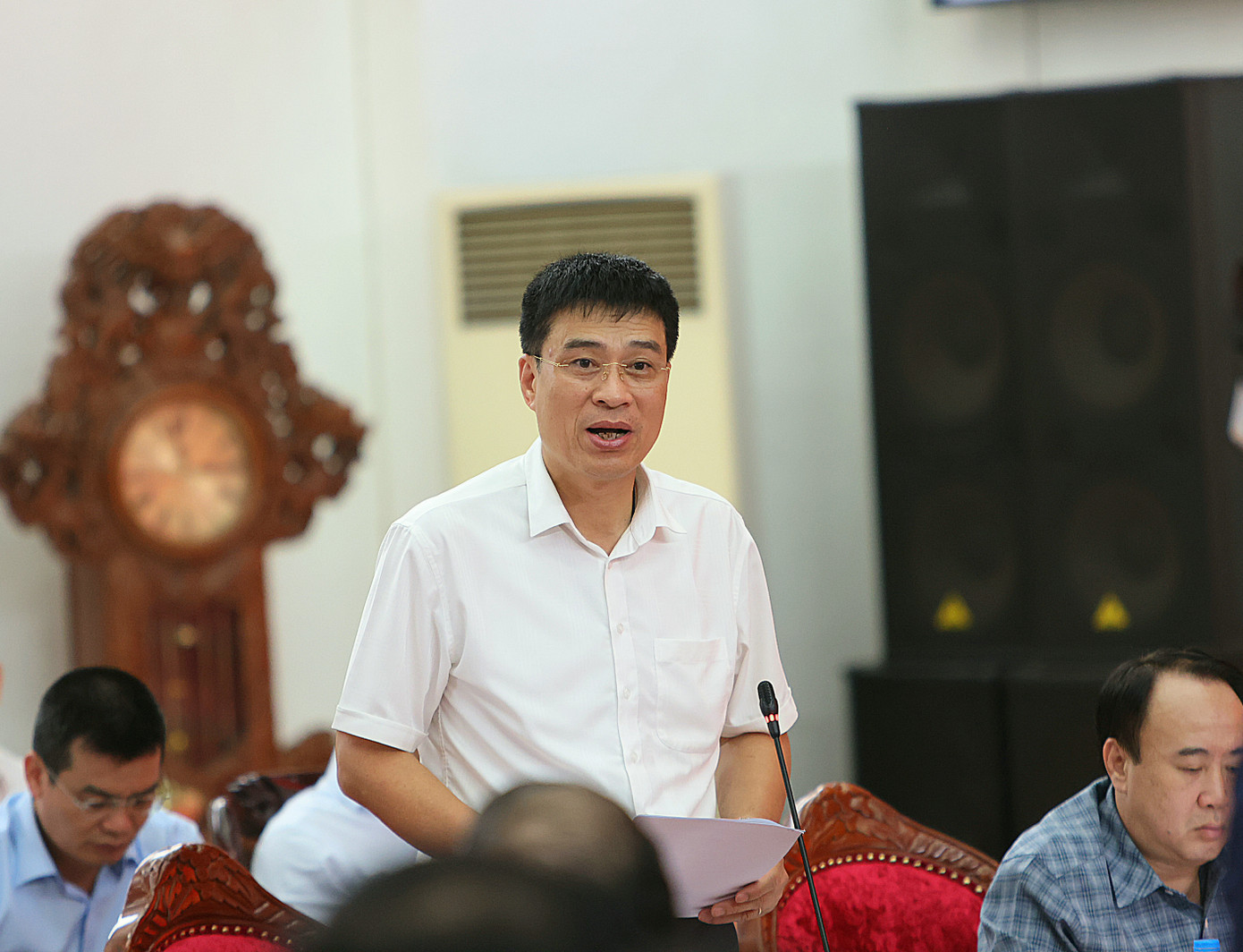 Lãnh đạo Bộ Xây dựng báo cáo tại cuộc họp. Lãnh đạo Bộ Xây dựng báo cáo tại cuộc họp.