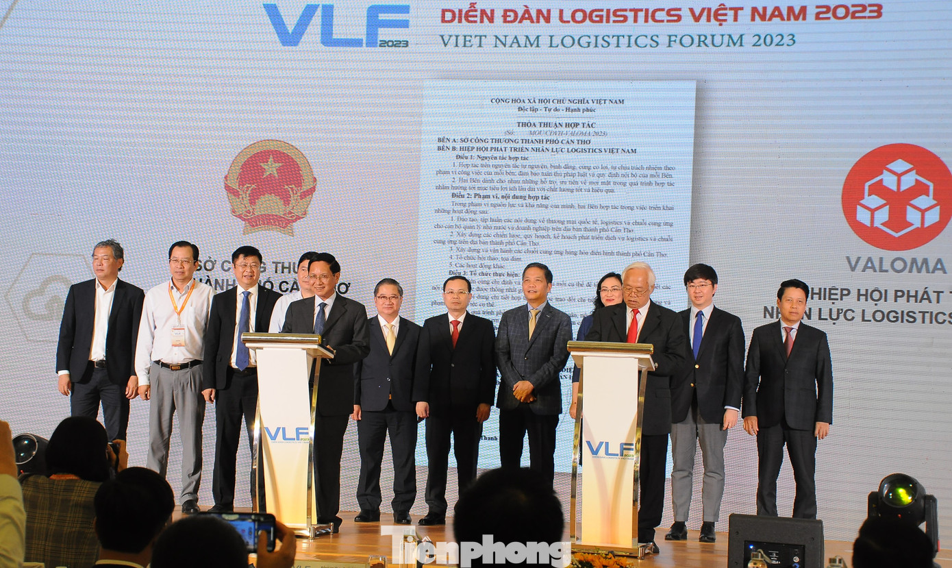 Ký kết hợp tác phát triển logistics giữa các đơn vị. Ảnh: Cảnh Kỳ. Ký kết hợp tác phát triển logistics giữa các đơn vị. Ảnh: Cảnh Kỳ.