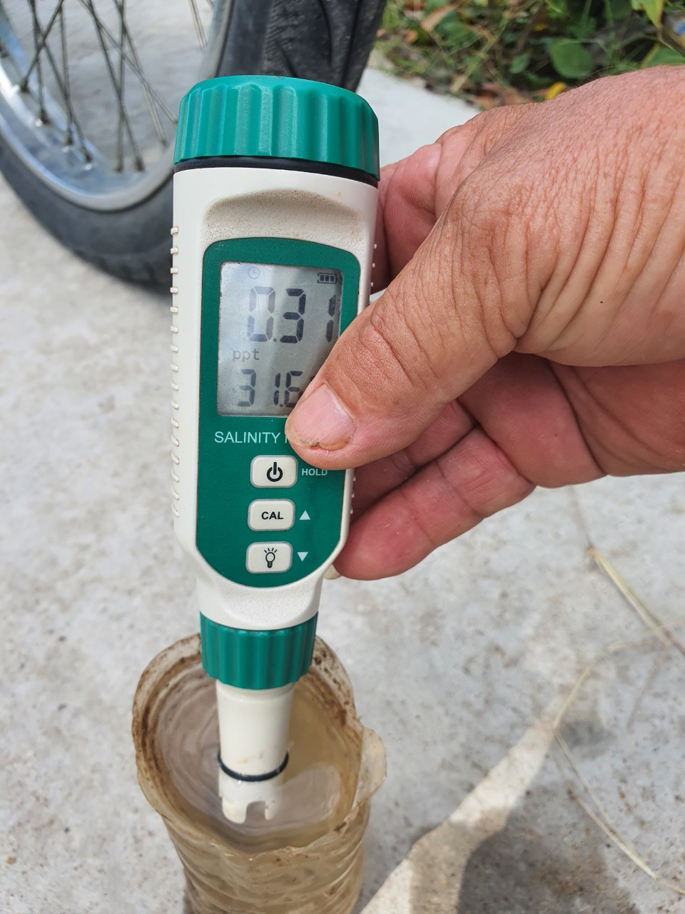 Kết quả đo độ mặn của người dân xã Bình Hòa Phước ngày 13/6 cho thấy, độ mặn nước trong kênh rạch còn ở mức 0,3‰ - 0,5‰, cao hơn ngưỡng bình thường của vùng nước ngọt trong mùa mưa. Kết quả đo độ mặn của người dân xã Bình Hòa Phước ngày 13/6 cho thấy, độ mặn nước trong kênh rạch còn ở mức 0,3‰ - 0,5‰, cao hơn ngưỡng bình thường của vùng nước ngọt trong mùa mưa.