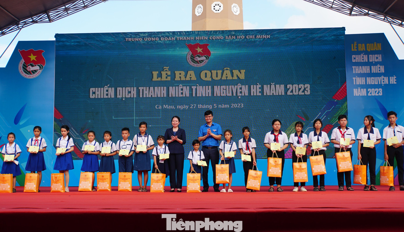 Phó Chủ tịch nước Võ Thị Ánh Xuân và Bí thư thứ nhất T.Ư Đoàn Bùi Quang Huy tặng quà cho học sinh có hoàn cảnh khó khăn.