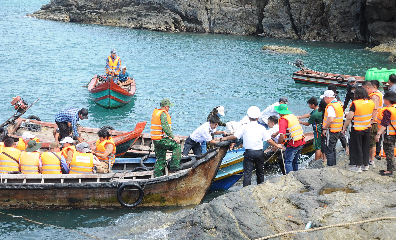 Điểm đến tiếp theo của đoàn là đảo Hòn Chuối, thuộc thị trấn Sông Đốc, huyện Trần Văn Thời, tỉnh Cà Mau, cách đất liền gần 32km về phía Tây. Diện tích đảo khoảng 7km2, điểm cao nhất so với mực nước biển là gần 170m. Điểm đến tiếp theo của đoàn là đảo Hòn Chuối, thuộc thị trấn Sông Đốc, huyện Trần Văn Thời, tỉnh Cà Mau, cách đất liền gần 32km về phía Tây. Diện tích đảo khoảng 7km2, điểm cao nhất so với mực nước biển là gần 170m.