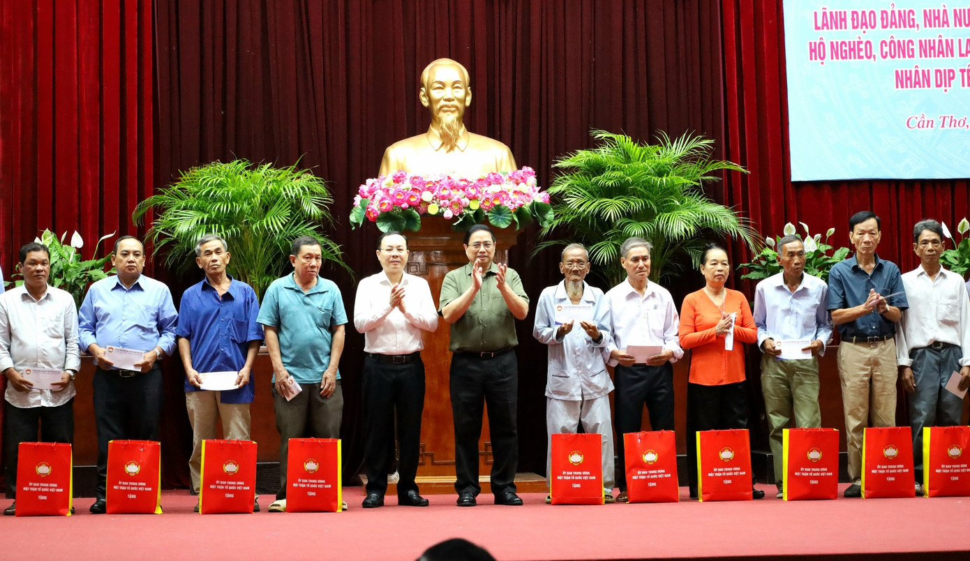 Thủ tướng Phạm Minh Chính cùng lãnh đạo thành phố Cần Thơ tặng quà các hộ gia đình.