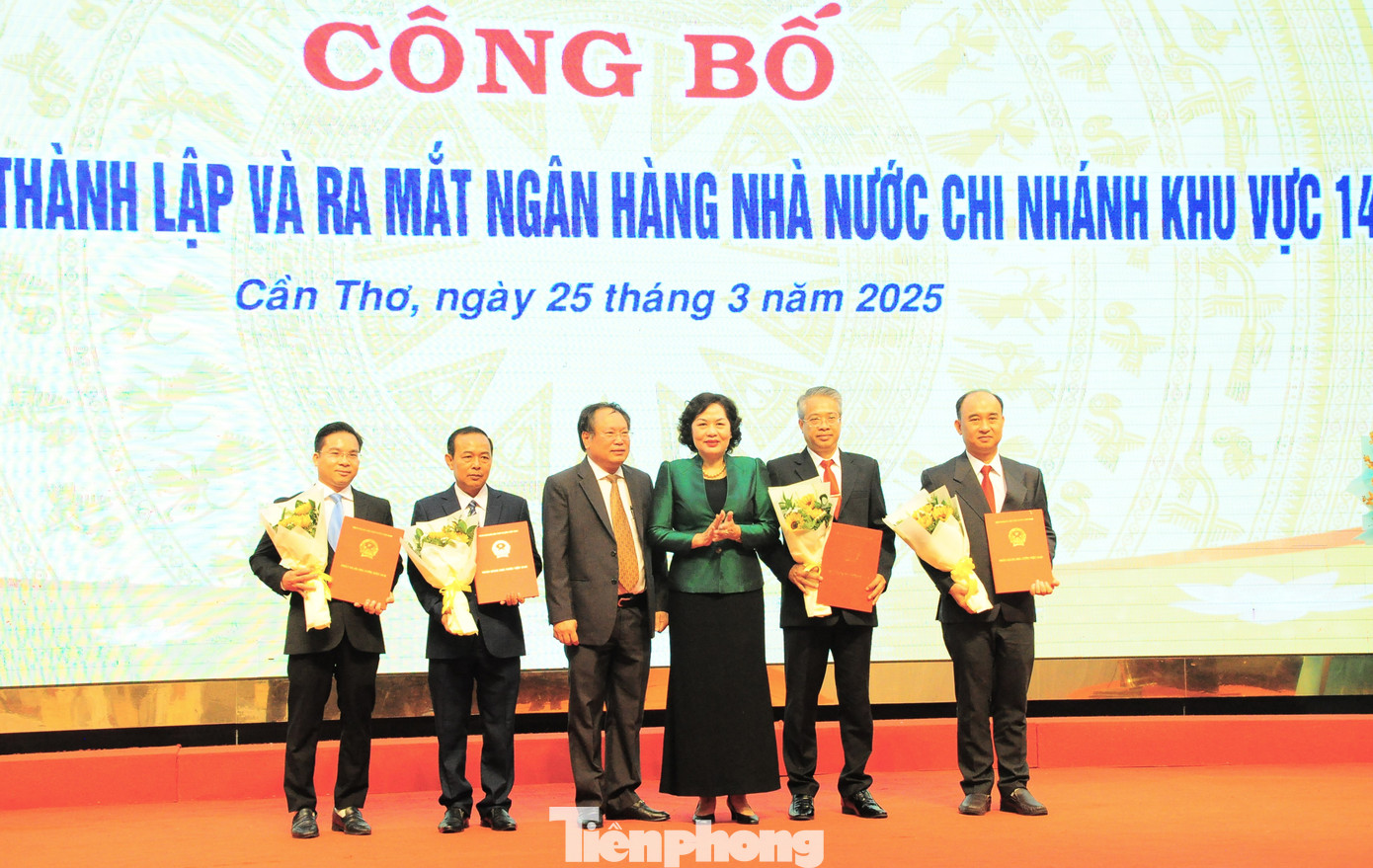 Thống đốc NHNN Nguyễn Thị Hồng trao các quyết định bổ nhiệm lãnh đạo NHNN chi nhánh Khu vực 14. Ảnh: CK.