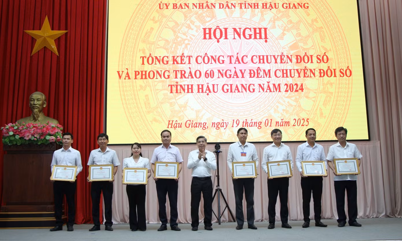 Dịp này, Chủ tịch UBND tỉnh Hậu Giang tặng Bằng khen cho 10 tập thể, 8 cá nhân có thành tích xuất sắc trong chuyển đổi số năm 2024 và các đơn vị đạt thành tích trong phong trào thi đua 60 ngày đêm.