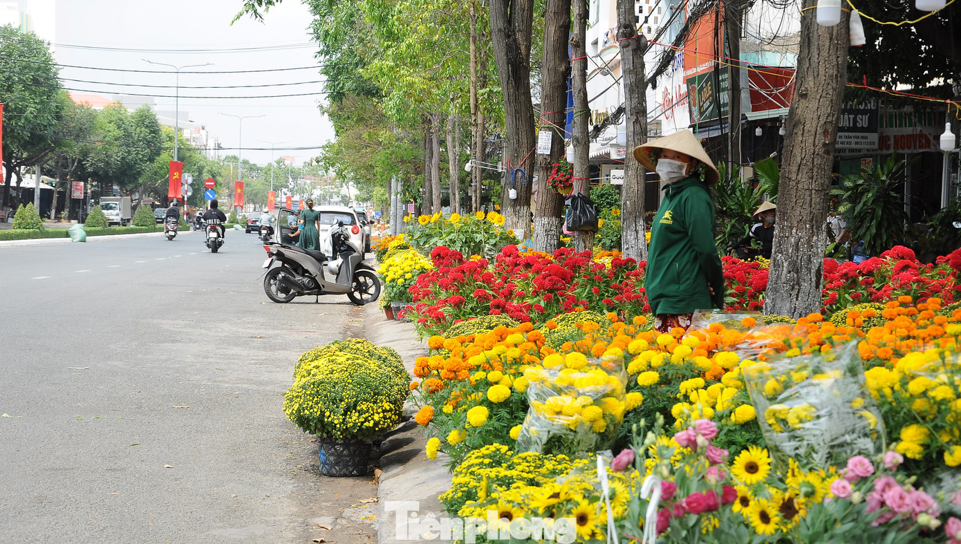 Người bán hoa ngóng khách.