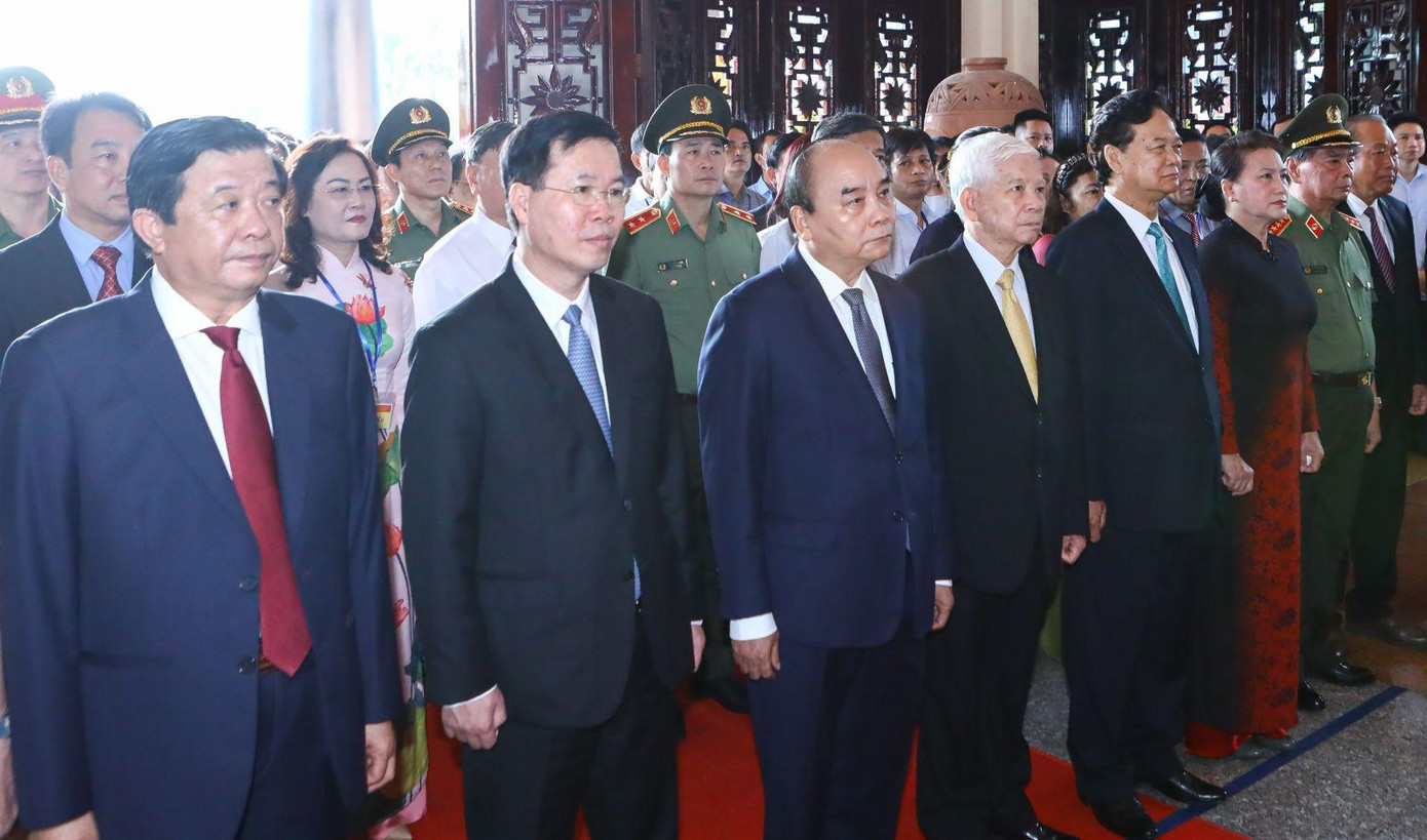 Chủ tịch nước Nguyễn Xuân Phúc dẫn đầu đoàn lãnh đạo, nguyên lãnh đạo Đảng, Nhà nước dâng hương, dâng hoa tưởng nhớ, tri ân đồng chí Phạm Hùng tại Khu tưởng niệm Chủ tịch Hội đồng Bộ trưởng Phạm Hùng.